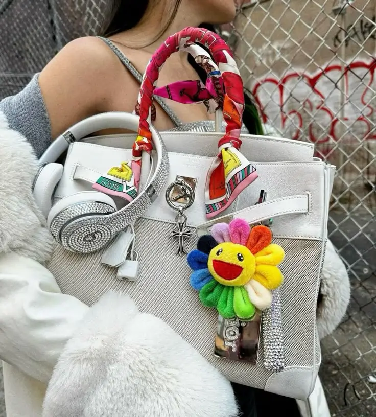 Muito além da grife: jovens transformam bolsas caríssimas em vitrines de expressão pessoal com pingentes, chaveiros e muita criatividade — tudo isso viralizando no TikTok.